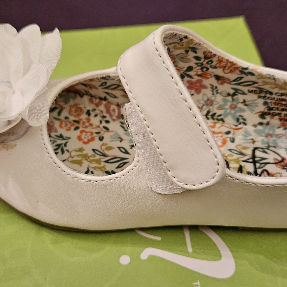 Girls White Dress Mary Jane Shoes with Floral Accent - Picture 3 of 4